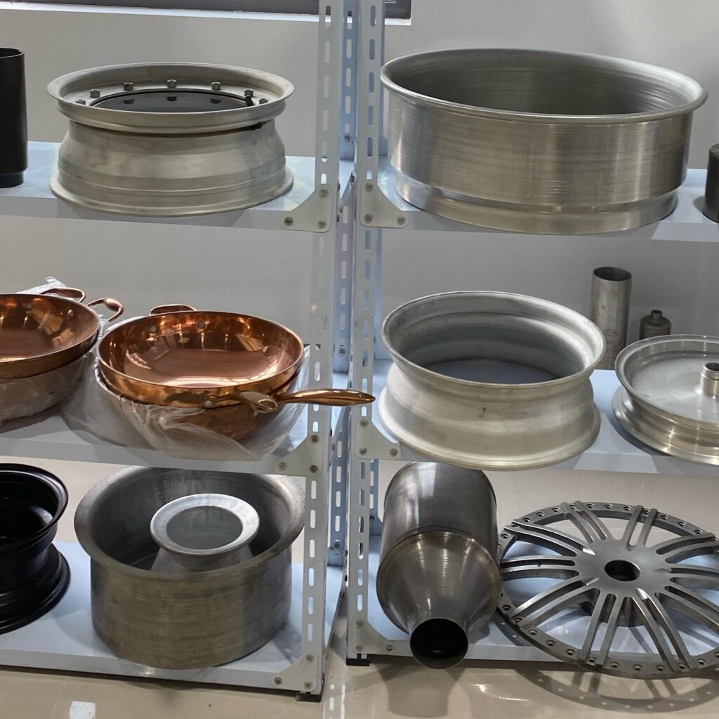 Machine de Repoussage pour Pièces Cylindriques